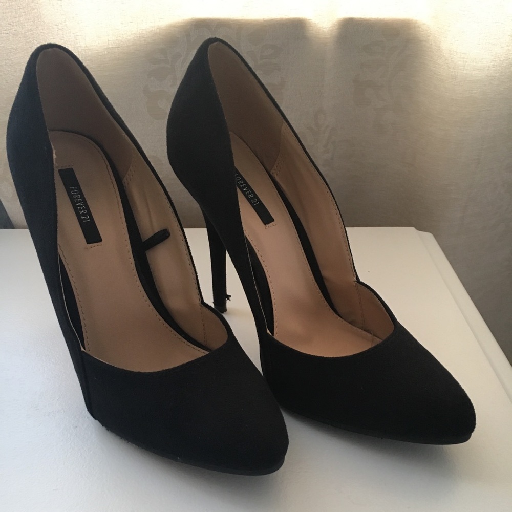 Size 7 Forver 21 black suede pumps